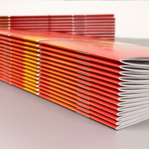 Hochwertiger Broschürendruck von 8 bis 80 Seiten – ideal für Marketing, Messe und Präsentationen. Präzise gedruckt, sauber gebunden und stets termintreu produziert für professionelle Ergebnisse.