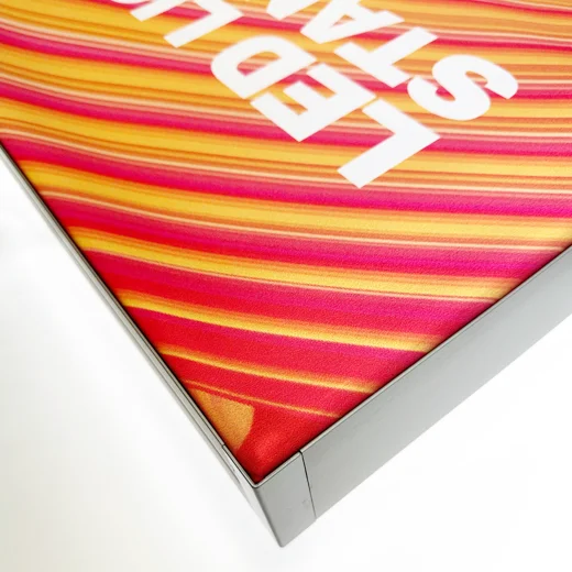 Der Sublimations-Backlit-Druck mit Flachkeder verbindet hochwertige Optik, präzise Verarbeitung, einfache Handhabung und langlebige Qualität zu einer professionellen Lösung für Lightboxen mit maximaler Wirkung.