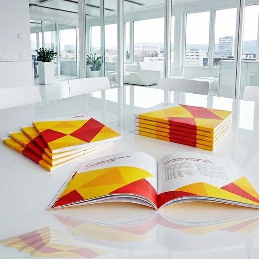 Broschüren mit Klebebindung von 48 bis 600 Seiten im Expressdruck. Lieferung in nur 2 Tagen ohne Aufpreis. Hochwertiger Softcover-Druck von PRINT-TEC.