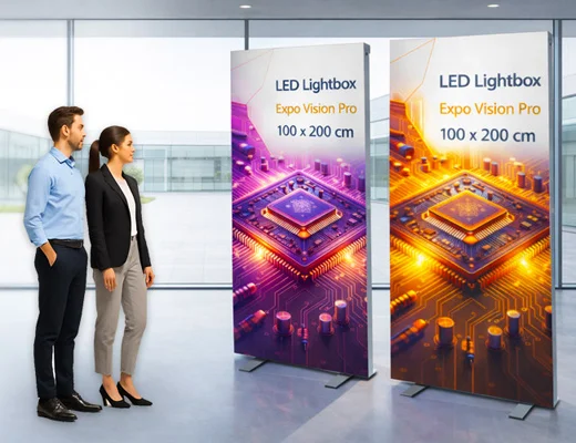 Frontalansicht eines leuchtenden LED Leuchtkastens 200x244 cm mit farbigem Stoffdruck für Messen.