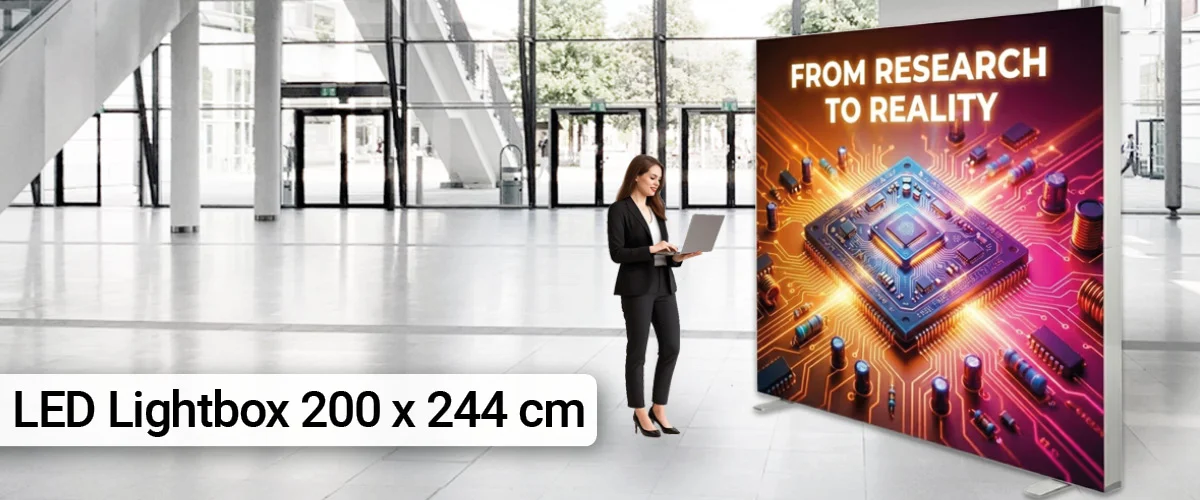 Frontalansicht eines leuchtenden LED Leuchtkastens 200x244 cm mit farbigem Stoffdruck für Messen.