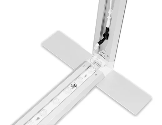 LED-200x244_flex_40_3 100 mm Profilstärke und stabiler Standfuß beim LED Leuchtkasten 200 x 244 cm.