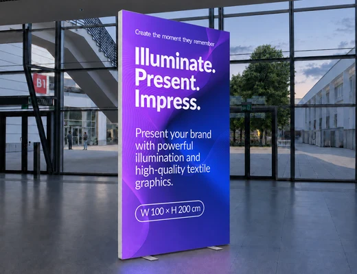 LED Expo Messewand 300×230 cm mit integrierter 100×200 cm Lightbox, silbernem Aluminiumrahmen, gleichmäßiger LED-Ausleuchtung und hochwertigem Textildruck auf modernem Messestand